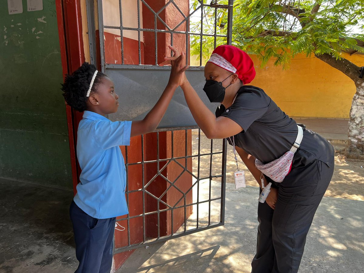 worldheartfed's tweet photo. Victoria is 8 years old and goes to Triunfo Primary School in Maputo, #Mozambique 🇲🇿. This is her with Edna Lichucha, a physician from @instituto_ins. More than 500 children have already been screened 👉 https://t.co/UaLKhTBsur #EndRHD #ColoursToSaveHearts🖍️ https://t.co/yGWYLnJqBn
