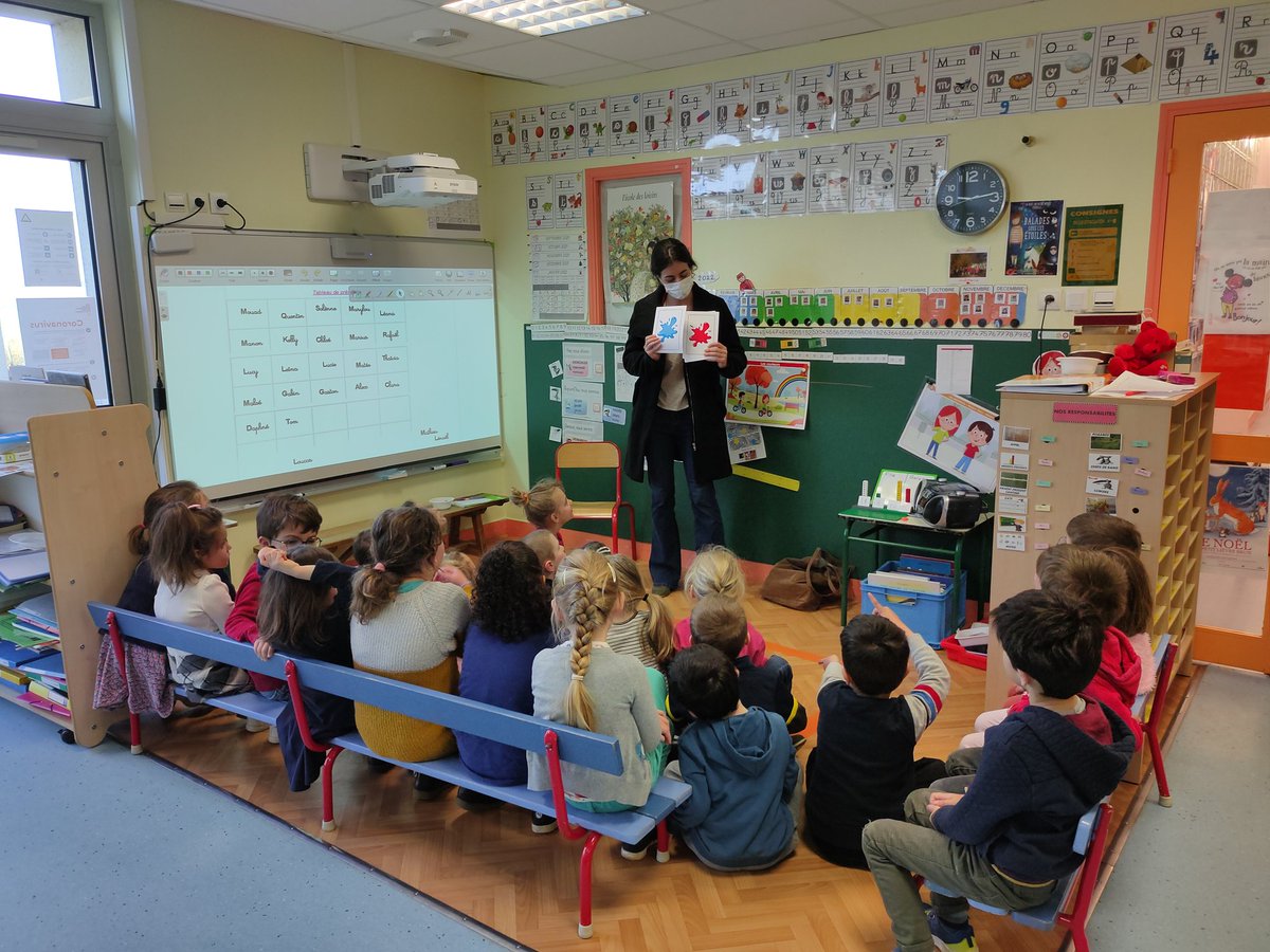 EcoleSources's tweet photo. Intervention de MIKAYLA, l'assistante américaine du collège qui intervient aussi auprès des élèves de notre école. Elle est ici en classe Grande Section.#lve https://t.co/bQAHijo1AX