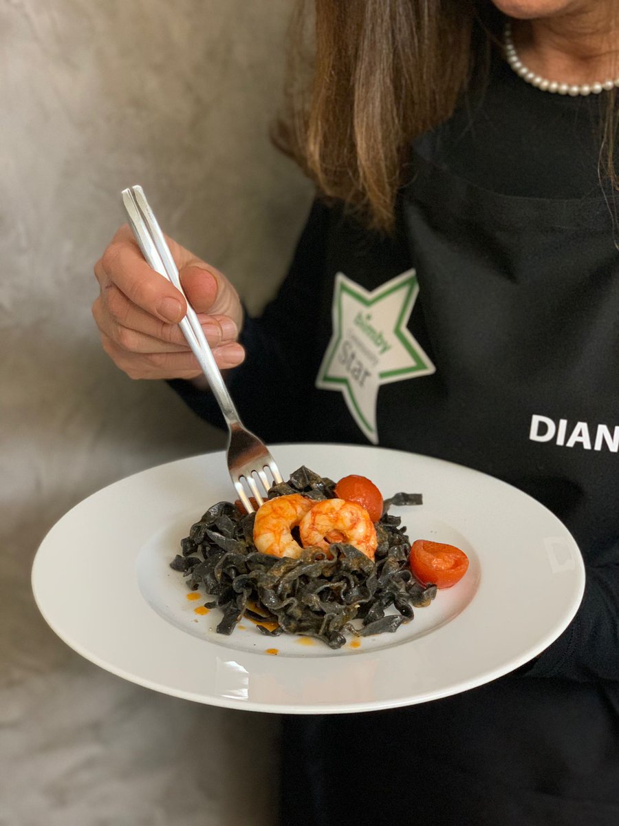 dianabuso's tweet photo. Modella per 5 minuti...Tra uno scatto e l'altro assaggio 😅
Non solo #bimbytm6 si veste di nero da oggi in cucina sarò ancora più elegante con il grembiule nero!
Grazie @bimbyitalia per la bellissima sorpresa #gifted

#bimbyblack
#bimbycommunitystar #cucinoconbimby https://t.co/3S5ZmeIRoD