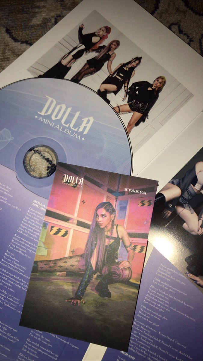 firmoon_'s tweet photo. received my dolla mini album today!! i got syasya pc and she reacted to my story on ig 😭😭🫀🫀 what a great day ❤️❤️❤️❤️ #DOLLAMINIALBUM #dollabad https://t.co/9sKPaaRLKm