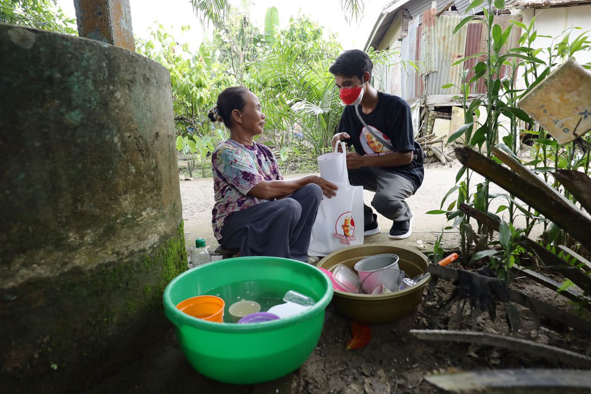 PolitikJaringa1's tweet photo. memberi sesama adalah ciri khas milenial Indonesia. Milenial jambi membuat program program yang baik untuk masyarakat Indonesia. kami bangga akan hal ini semangat mengabdi untuk Indonesia yang lebih baik.

#ganjarmilenialcenter https://t.co/q8AXQtx0n7