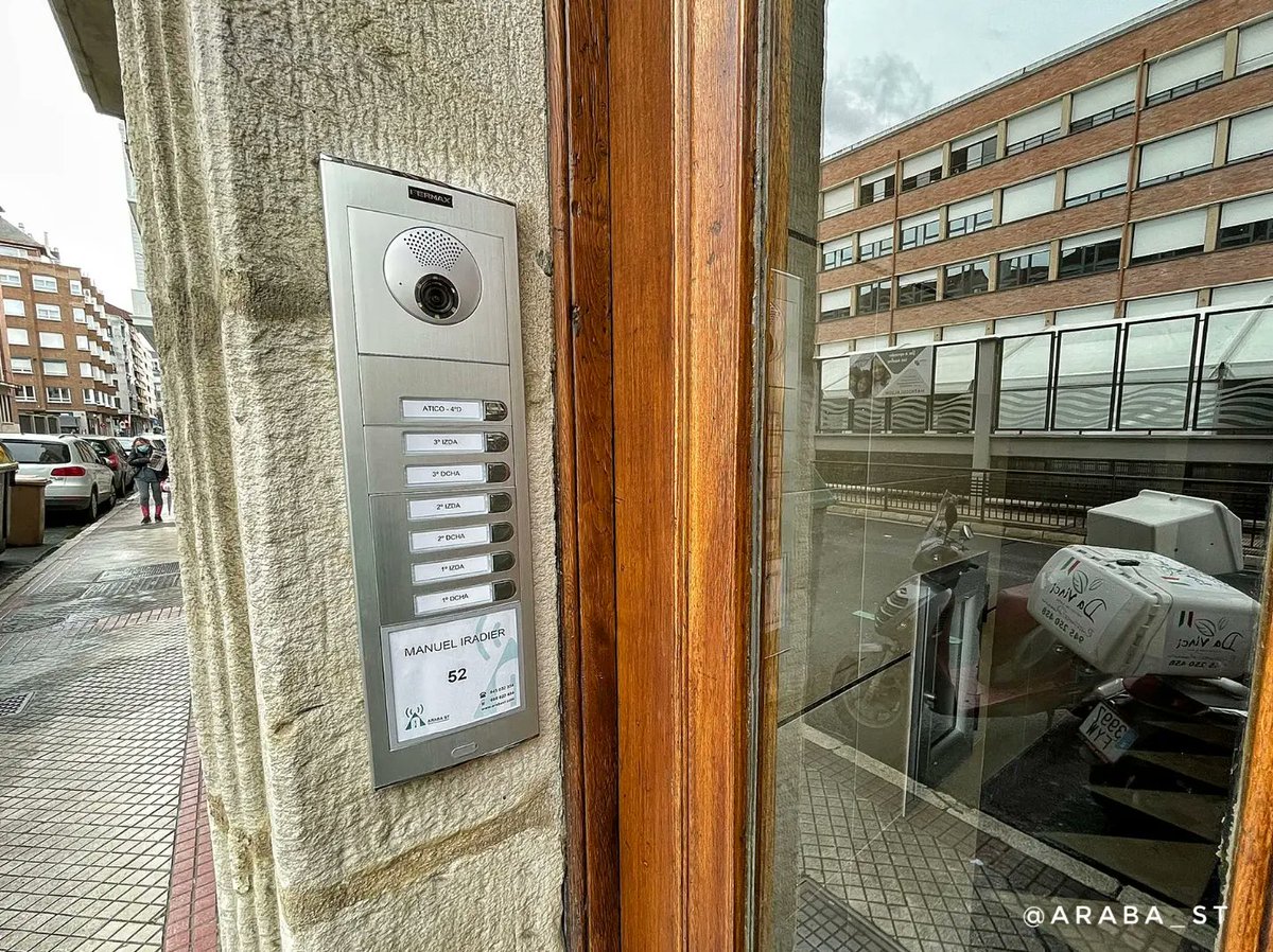 Araba_ST's tweet photo. ¡Actualízate! #EstrenaTuVideoportero @fermax_spain 

#videoportero #DuoxPlus #Skyline #FermaxProjects #VitoriaGasteiz https://t.co/i8WAPpV5Oo