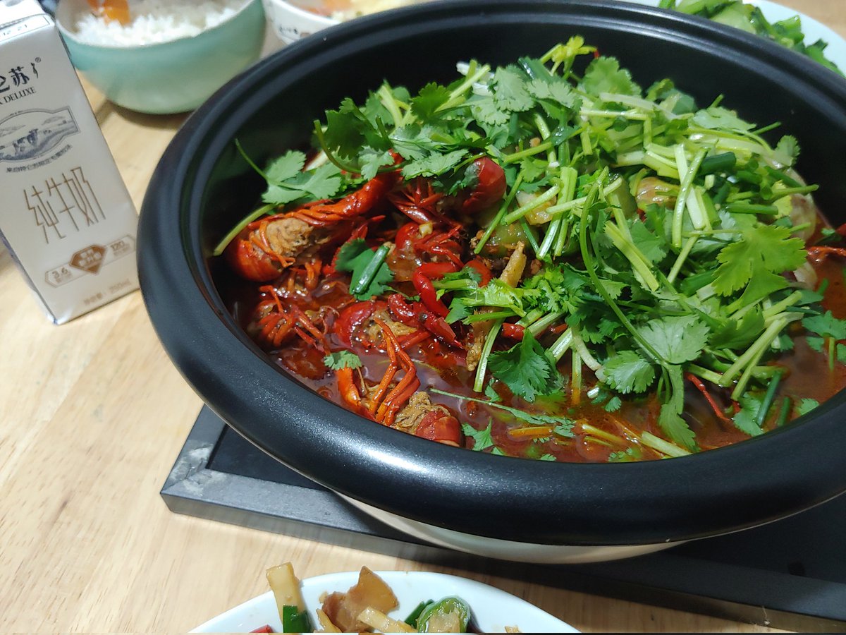 老婆亲自下厨, 味道相当凑合!
想起王小波那段话："人在年轻时, 觉得到处都是人，别人的事就是你的事。到了中年以后，才觉得世上除了家人, 已经一无所有了。"