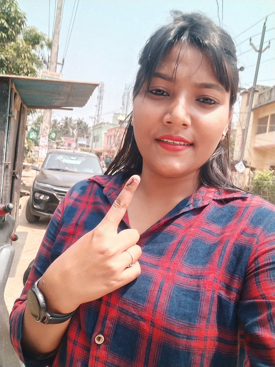 Monalish_aa's tweet photo. ଦେଶ ଗଠନରେ କିଞ୍ଚିତ ଭାଗିଦାର... ଗଣତନ୍ତ୍ରର ମହାନ ପର୍ବରେ ନିଜକୁ ସାମିଲ କଲି..
#vote2022 https://t.co/4HaR1BmqH2