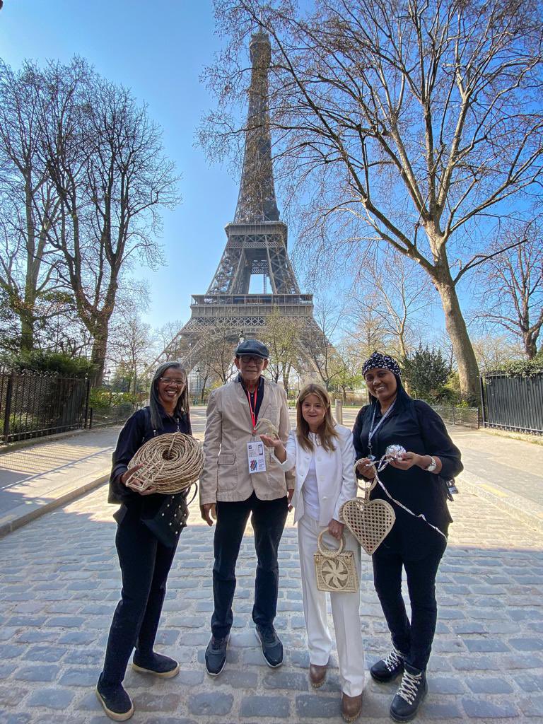 elsanoguerabaq's tweet photo. ¡Nuestras #ArtesaníasDelAtlántico se toman la Ciudad de la Luz! Con nuestros artesanos llegamos al símbolo del progreso de la capital francesa: la Torre Eiffel🗼, desde donde le decimos al 🌎 que #AtlánticoEsMás, más talento, más cultura, más arte, más emprendimiento, mucho más. https://t.co/BpQA4sRaIT