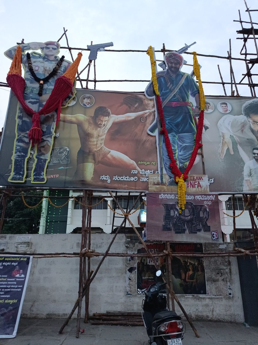 Gopal_Tony's tweet photo. Team @BloreNandamuriF #BNFA Cutout Nd Banner 

#Thokkukuntupovale 
#RRRMoive https://t.co/W4Q1NyiDo3