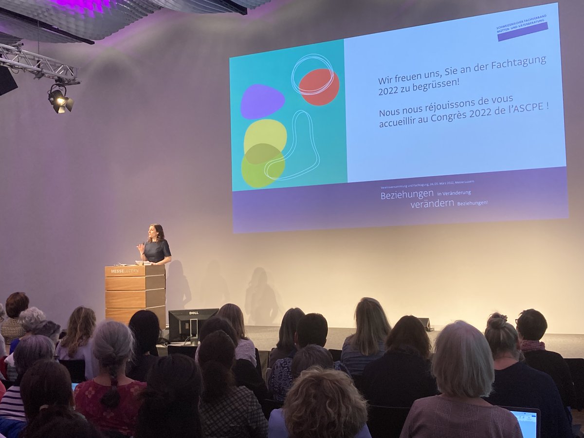 "Wir beschäftigen uns mit Vertrauen, mit Abwendung, Überforderung, Störungen und besonderen Bedürfnissen und wie die MVB Familien in solchen Herausforderungen unterstützen und begleiten kann", sagt @FWasserfallen zum Einstieg in unsere Tagung zum Themen #Bindung und #Beziehung.