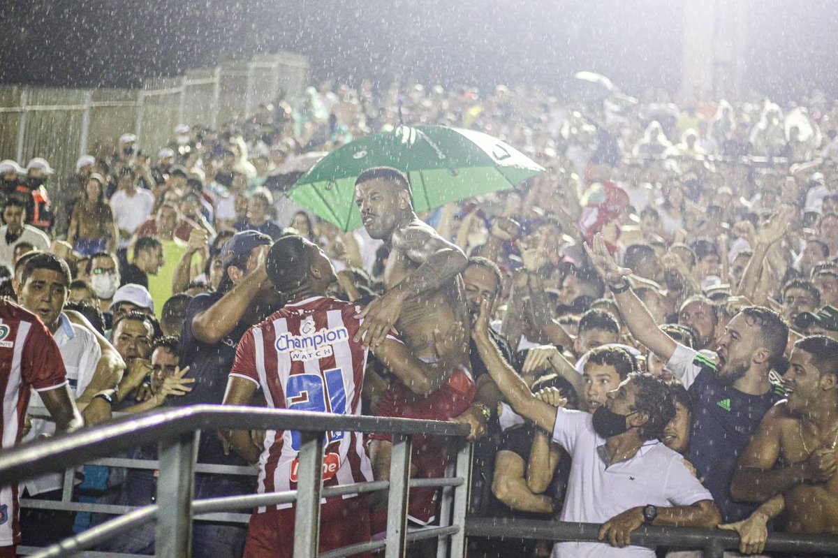 luisfelipepsm's tweet photo. A proibição da camisa, o desempenho terrivelmente ruim, a expulsão, o gol improvável, o dilúvio durante os pênaltis e a festa ao final. Ainda estou impressionado com o enredo inacreditável de ontem. O aleatório e apaixonante futebol. https://t.co/j45jWJd9QI