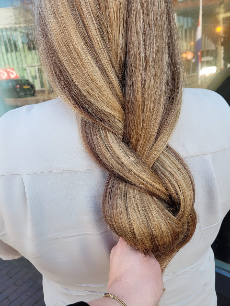 High &amp; Lowlights Door onze hair professional Martine. 📞0547-273043 🖥 petravandenburg.nl