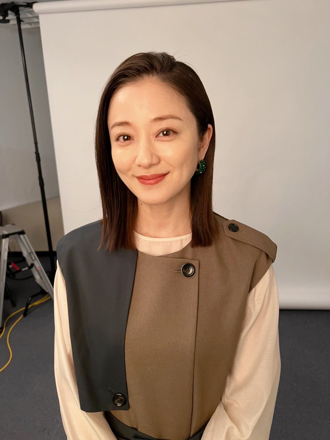 公式 特捜9 浅輪直樹の妻といえば 夫のことはお見通し 浅輪倫子役 中越典子 さん 中越さんからもオフショット頂いてきました ステキなデザインの衣装 倫子も元気に登場します 特捜9 4月6日 水 よる9時スタート テレビ朝日 オフ
