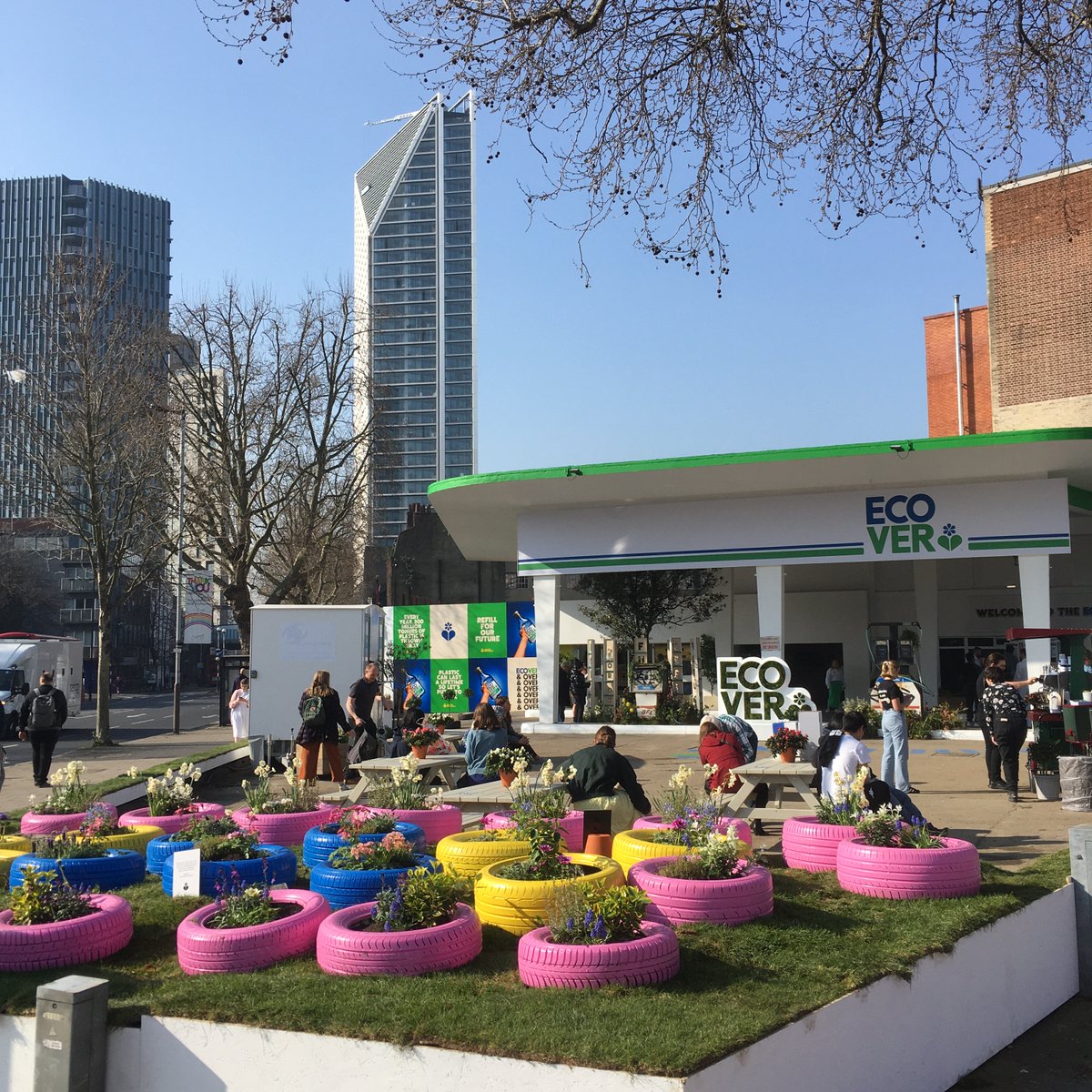 A great vision on a beautiful day in S London: <a href="/EcoverUK/">ECOVER UK</a> has taken over an old filling station 🚗🧑‍🔧🦿 and turned it into a REFILLING station. Intersection of Borough Road &amp; Borough High St.