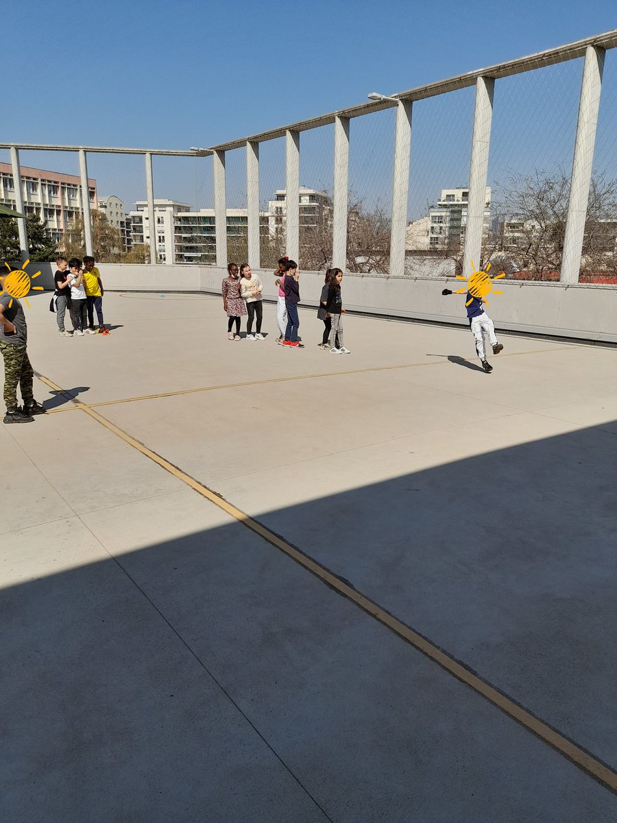 OuaretZ's tweet photo. Visite à l'école F. Héritier oú l'accueil périscolaire @LeoLagrangeLyon est mis en place pour assurer l'encadrement et la prise des repas des enfants pendant la pause méridienne. Ce midi, 384 enfants accueillis avec l'appui des 19 anims, les 2 adjoints et la directrice. Bravo! https://t.co/4dCaRSi4sY