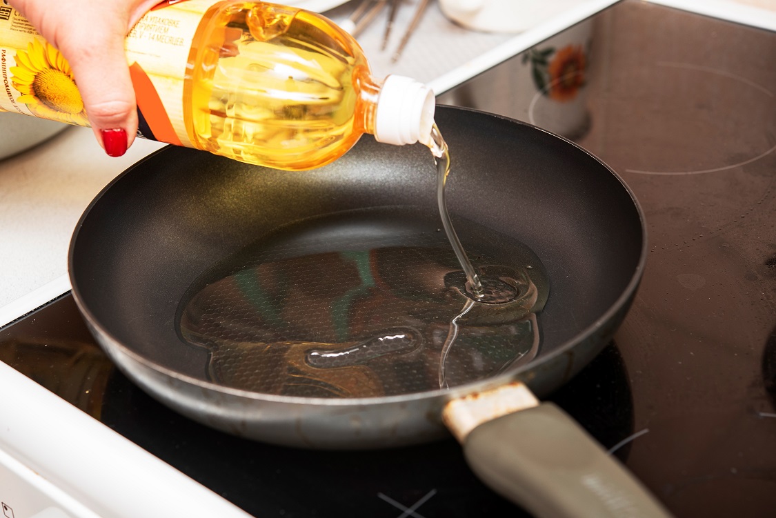 FoodManufacture's tweet photo. FSA publicly endorses substituting sunflower oil with rapeseed oil in processed food as Ukraine crisis messes with supplies, offering advice to consumers: https://t.co/xsKy7C4Ilx https://t.co/d3olmXyOrk
