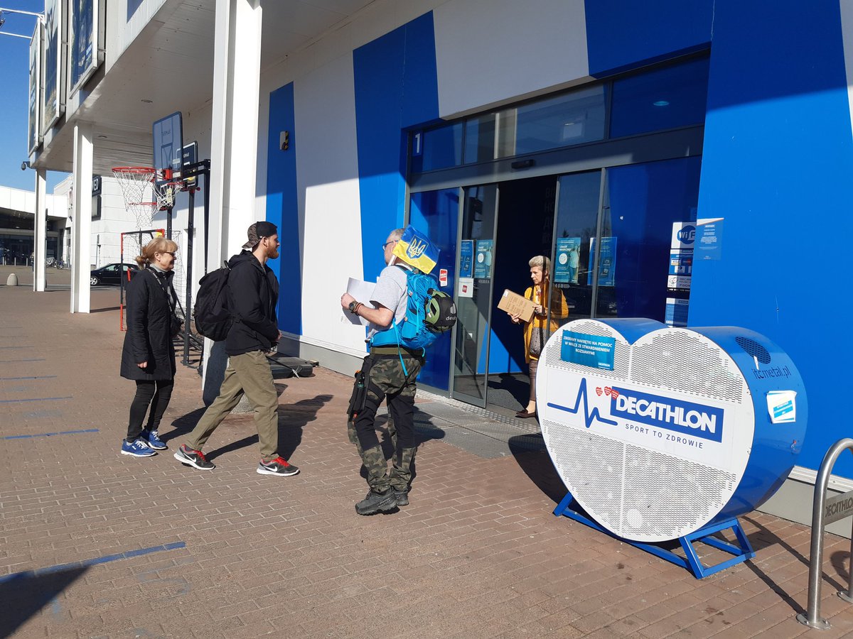 BzdzikotT's tweet photo. Pan Mateusz od wczoraj stoi przed sklepem @Decathlon_PL w @krakow_pl. Wielu klientów rezygnuje z zakupów, część przynosi do zwrotu, inni kupią bo tylko tu jest to czego potrzebują. Wyrazy poparcia płyną też od niektórych pracowników. Obroty firmy spadają. #presjamasens https://t.co/ynLuDAL41p