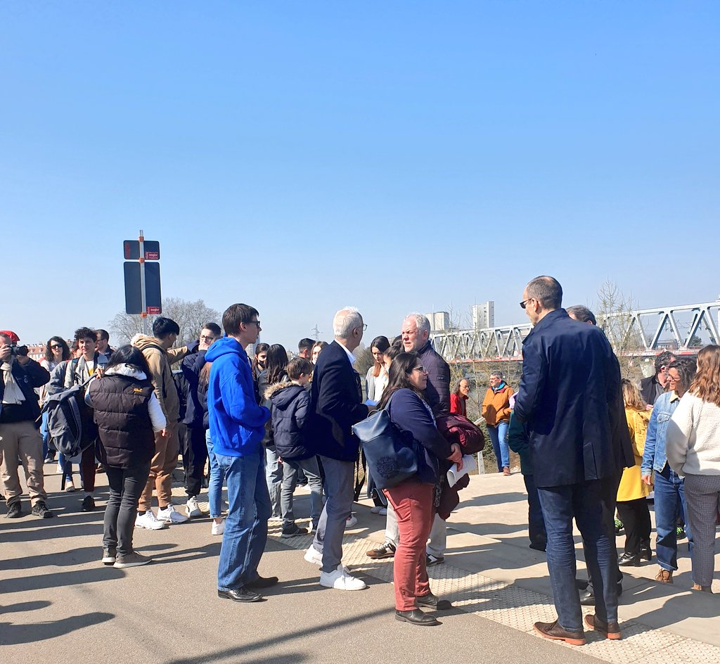 Inauguration de l'expo des portraits de #frontaliers sur le pont du tram entre Strasbourg &amp; Kehl : 61 habitants racontent leur attachement à notre territoire rhénan. La Fondation du Rhin est heureuse de soutenir ce projet en publiant un ouvrage avec l'intégralité des témoignages.