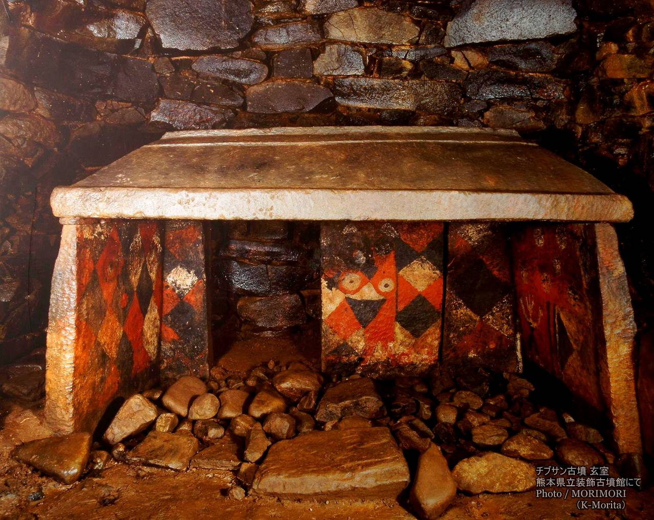 Morimori Nhk総合 ミステリアス古墳スペシャル で熊本の チブサン古墳 が紹介されました 掲載した写真は熊本県立 装飾古墳館で撮影したチブサン古墳の玄室 レプリカですが濡れた感じとか かなり忠実に再現してありました 素晴らしき装飾古墳