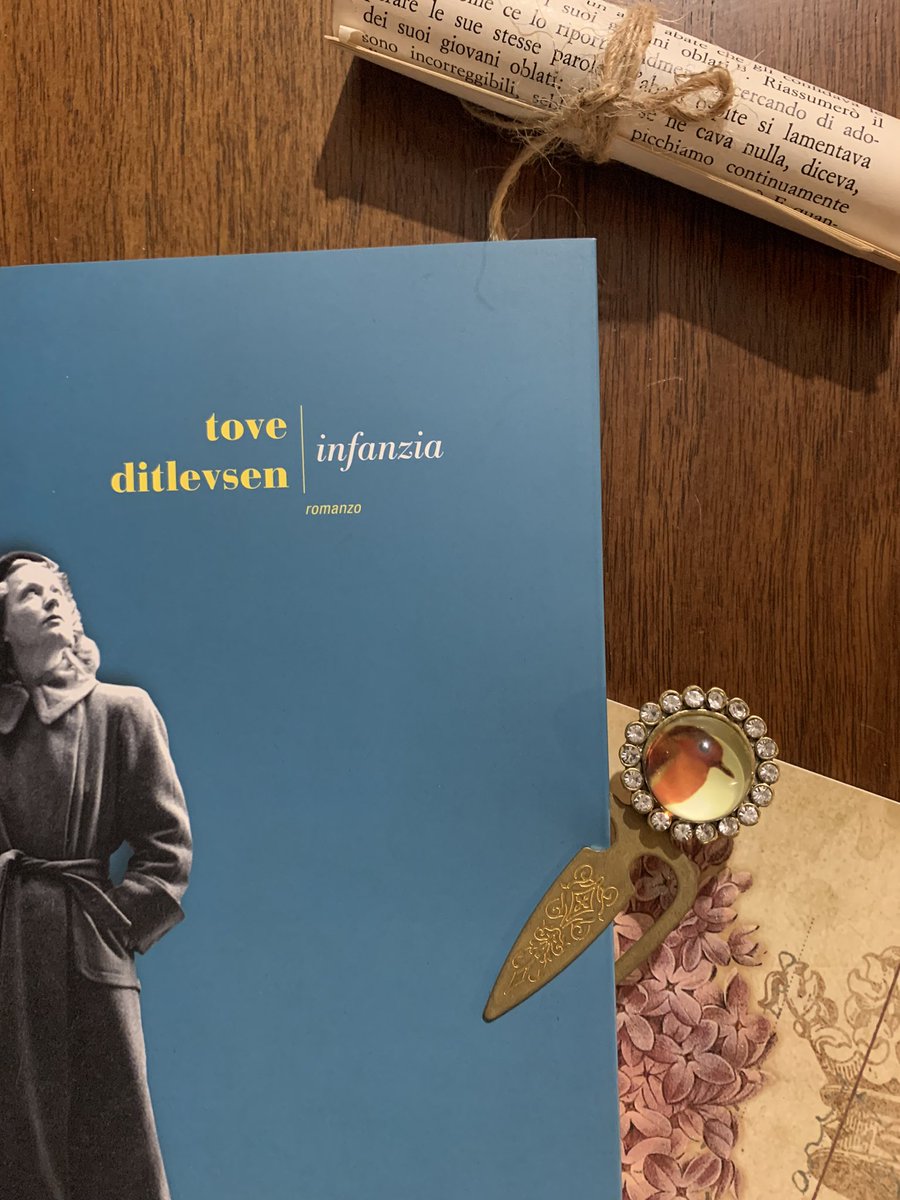 Certo, i ceffoni di mia madre erano frequenti e forti, arbitrari e ingiusti, e mentre amministrava il castigo io provavo una sorta di segreta vergogna e un profondo dolore che mi strappava lacrime dagli occhi e cresceva la penosa distanza fra noi. #ToveDitlevsen <a href="/FaziEditore/">Fazi Editore</a>