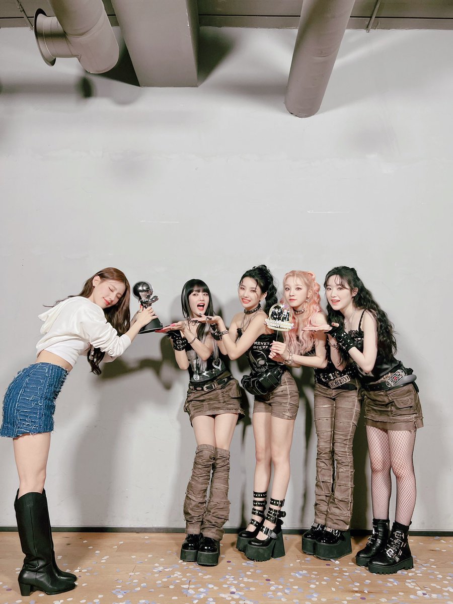 ptgluver's tweet photo. after waiting a year long and for the first time, we finally witnessed gidle winning 1st place with miyeon as the music show mc!!🎉 i’m so happy for the girls😭 huge congratulations queens as well as for achieving RAK, PAK and CAK!!!❤️💜✨
#GIDLE31stWin #TOMBOY3rdWin https://t.co/KW9rDThgj6