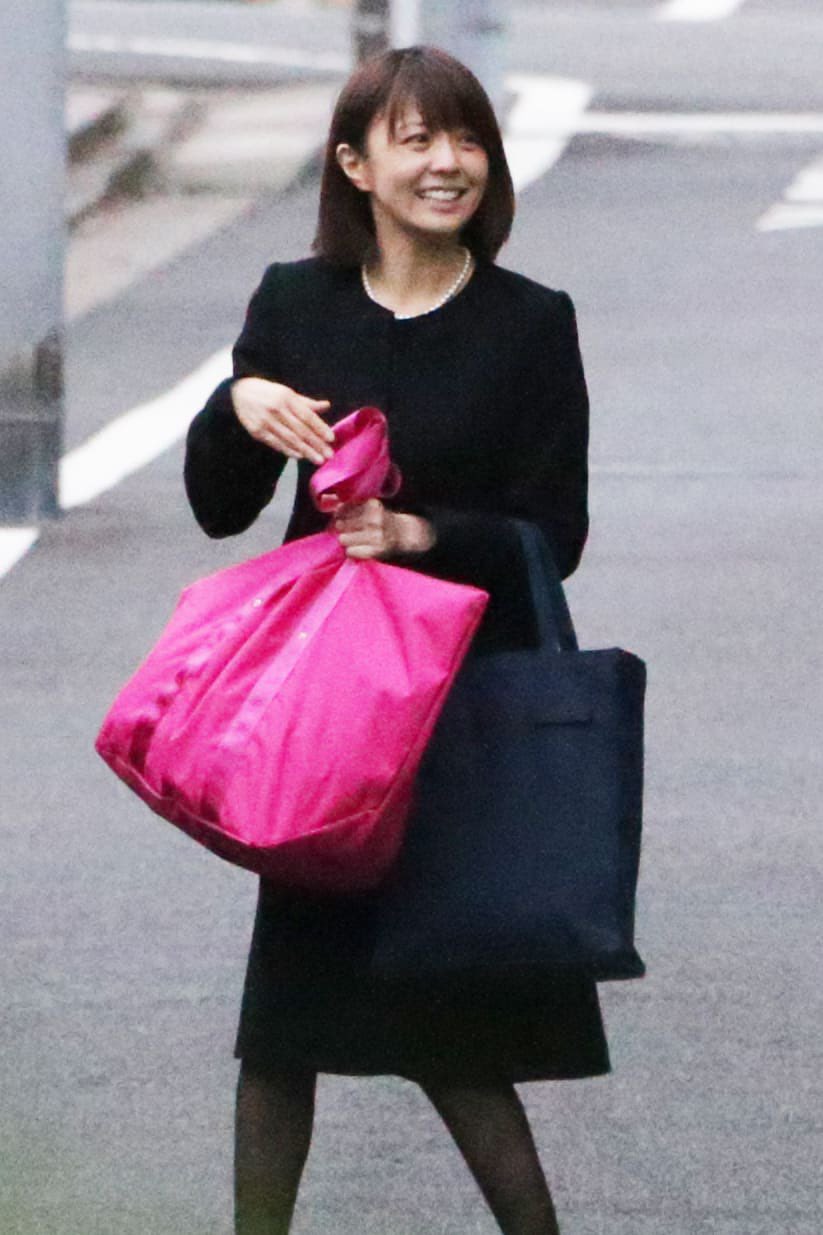 Iphone Imac 芸能速報 小林麻耶が 3月24日 元夫 國光吟氏のyoutubeチャンネル 吟 Akira に登場 海老蔵が麻央ちゃんの治療を選んでいた との新たな動画で 亡くなった妹 小林麻央 さんの夫である市川海老蔵を批判した 17年6月 妹 麻央