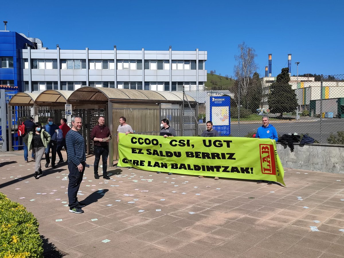 MichelingoLAB's tweet image. Gure lan baldintzak berriz kaxkartu nahi dizkigute. Berriz ere sindikatu otzanek gure eskubideak saltzeko prest!
Aurrean izango gaituzte!!
Otra vez quieren empeorar nuestras condiciones laborales, otra vez quieren vender nuestros derechos.
Nos tendrán en frente!