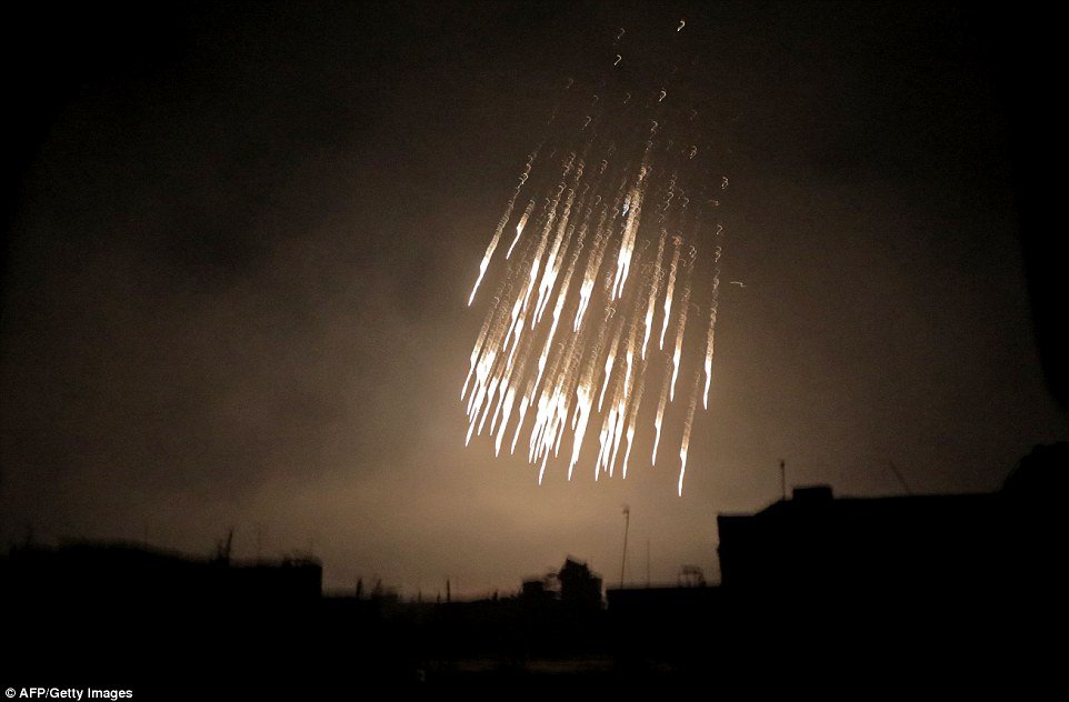 cmatias's tweet photo. @BFMTV C'est une photo de 2018 (AFT / Getty Images) - Bombardements Syriens sur Douma... Vous êtes vraiment pathétiques @BFMTV.D'autant plus que sur la chaine vous montrez en boucle des fusées éclairantes... Quelle écrasante démonstration débilité profonde. https://t.co/mJIUsAjUOA