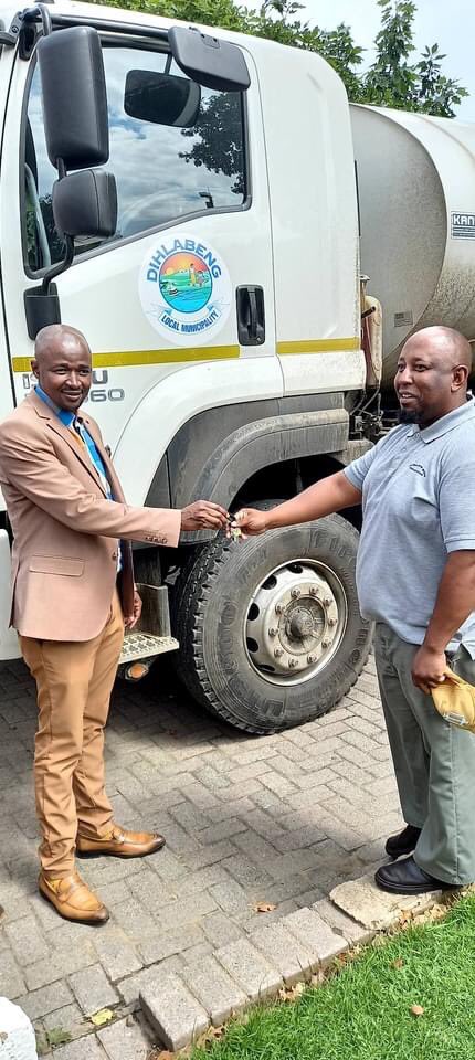 DihlabengM's tweet photo. The Executive Mayor, Cllr Tseki Tseki handed over new vehicles with the aim of improving service delivery to our residents. These vehicles were allocated to enhance the ability to better respond on service delivery. https://t.co/N2zMvgR4ZR