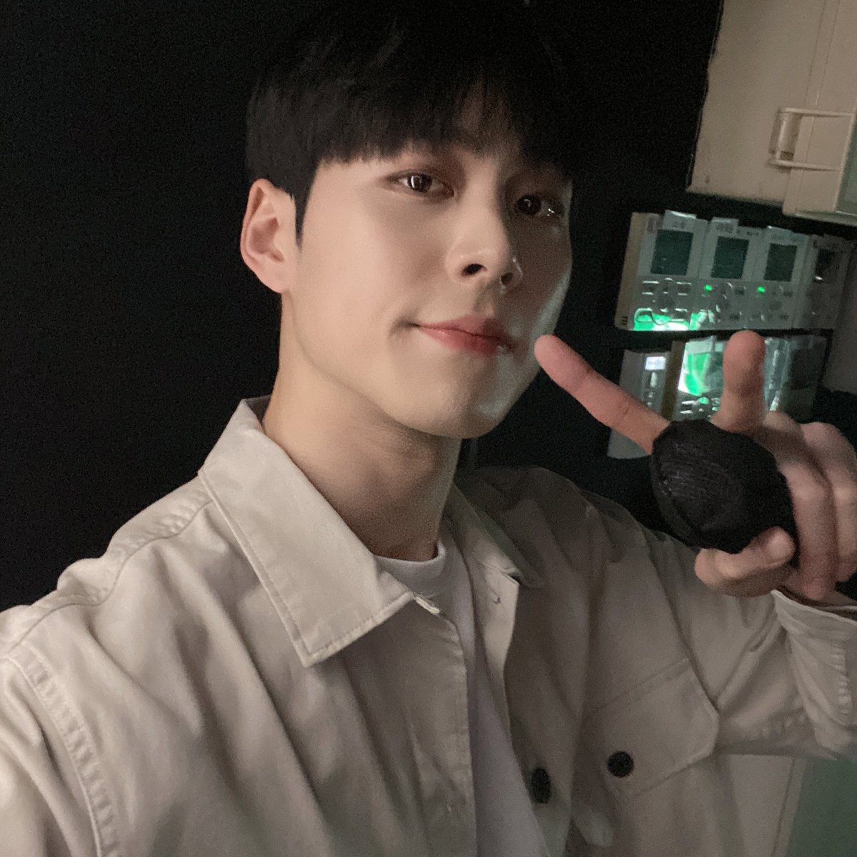 KNKOfficial220's tweet photo. KNK PREMIUM LIVE in TOKYO 2022
후니와 동구😊🤍💚 

#크나큰 #KNK 
#지훈 #JIHUN
#동원 #DONGWON https://t.co/UUQe5xWDrF