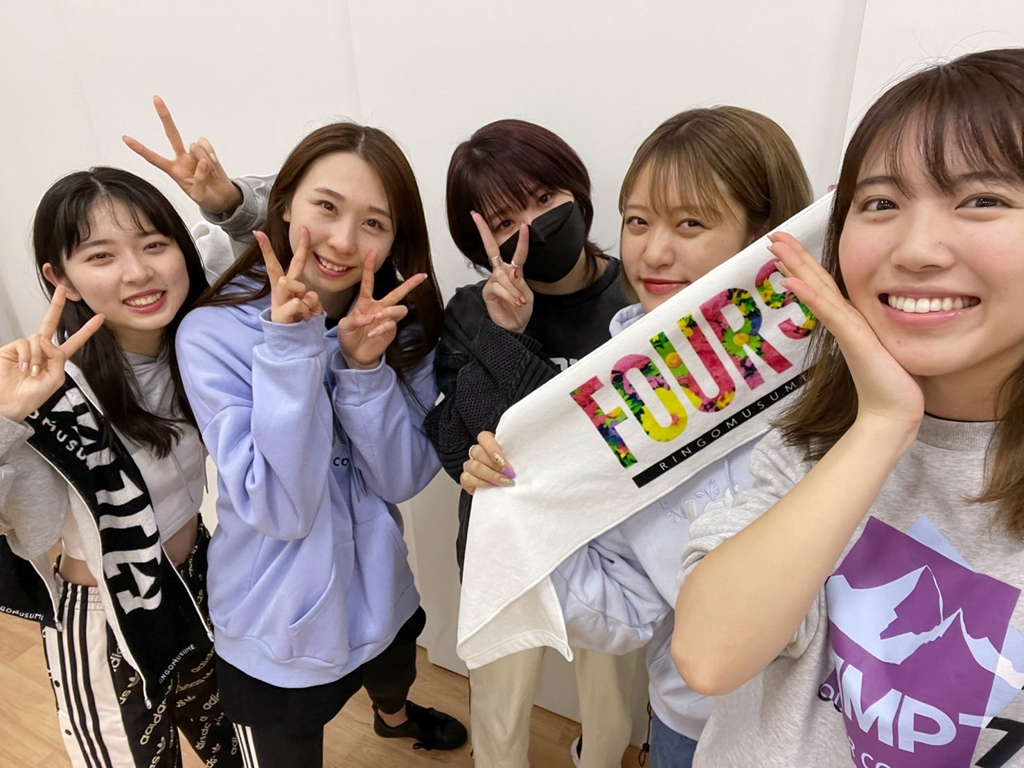 りんご娘 8 11新体制初ワンマン こんばんわんちゃん 卒業ライブまであと 6日 こんなに減らなきゃいいと思う数字はないっ身長くらいです みんなで泣きながら最後のリハを終えました 明日も練習けっぱる 燃え尽きる T Co