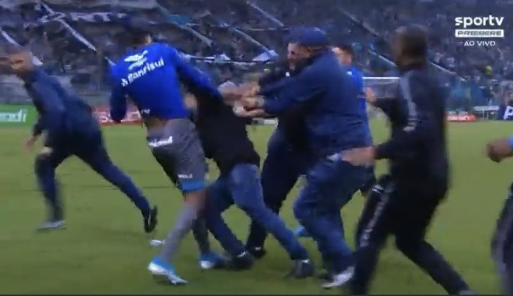 gauto81's tweet photo. A IMPRENSA TEM CULPA SIM

- Esta senhora, na social, tirou uma camisa em provocação, foi EMPURRADA por uma torcedora e tivemos uma comoção - devida;

- Este sujeito fez uma provocação, foi ESPANCADO por 6 jogadores, e o tom é: MERECEU

Afinal, a violência quando é de atleta pode? https://t.co/PxryevhTHu
