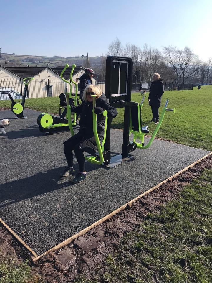BigLocal_Oldham's tweet photo. New outdoor exercise equipment in waterhead park. Who wojld@be interested in some exercise sessions to show you how to use the equipment?   @VegIntPark @OldhamCouncil #outdoor #exercise #getfitforfree #outdoorgym https://t.co/ESqiLLtPie