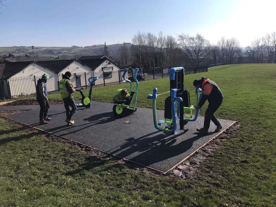 BigLocal_Oldham's tweet photo. New outdoor exercise equipment in waterhead park. Who wojld@be interested in some exercise sessions to show you how to use the equipment?   @VegIntPark @OldhamCouncil #outdoor #exercise #getfitforfree #outdoorgym https://t.co/ESqiLLtPie