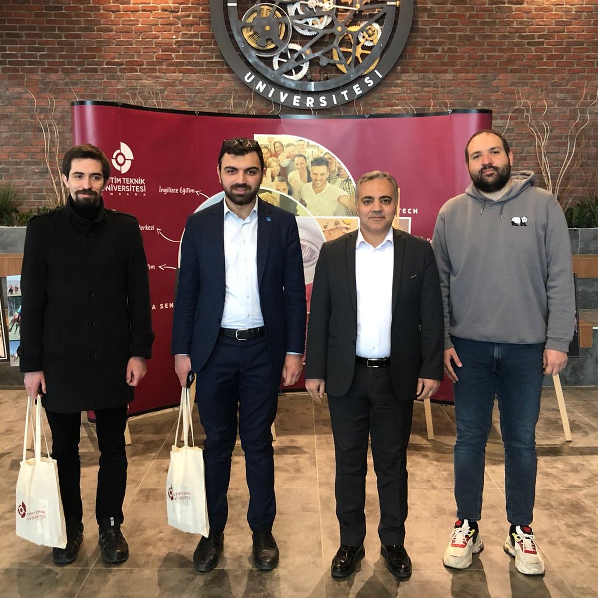ostimtechtto's tweet photo. Lokman Hekim Üniversitesi TTO Müdürü Fatih Vardar ve Girişimcilik Uzmanı Kubilay Tuğlu üniversitemizi ziyaret etti. TTO Müdürümüz Öğr.Gör.Gökhan Topal ve TTO Uzman Batuhan Bilici ile yürütülen projeler değerlendirildi.
@lokmanhekimuni @ostimteknikuniv 
#ostimteknik #ostimtechtto https://t.co/JxRfjf5NHu