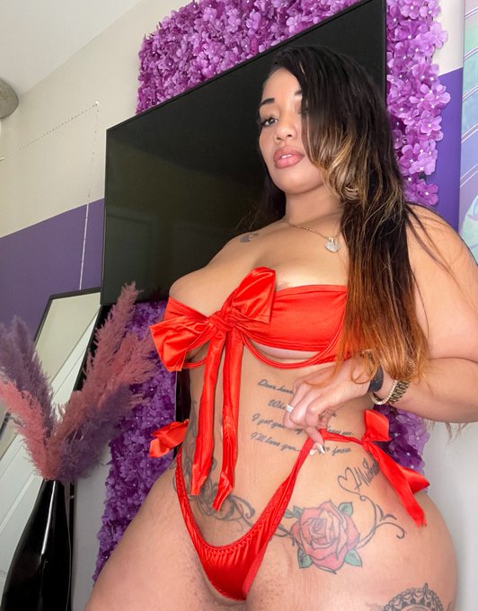 Kiss the 🌹&hellip; It drives me crazy https://t.co/uTG76wl5O4