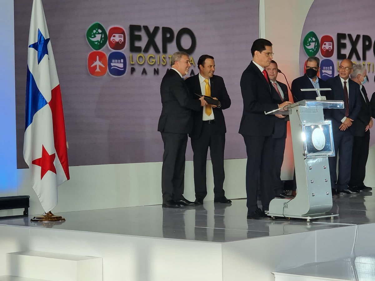 AntonioGP12's tweet photo. Mi agradecimiento al @coelpty por la entrega del reconocimiento a los Ex- Presidentes, en el marco de su X Aniversario, efectuado durante el acto de inauguración de @ExpoLogisticaPA Me siento honrado por esta distinción. https://t.co/OhkQgctvxO