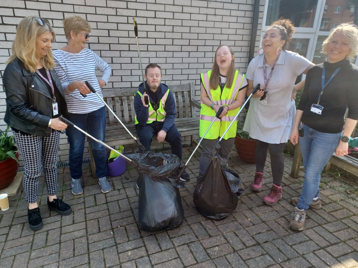 What a great morning with the students from Alton college and local resident Jenny. We filled three bags with all our litter picking efforts!  <a href="/abrigroup/">Abri</a> <a href="/susidrummond/">Susi Drummond</a> <a href="/altoncollege/">HSDC Alton</a> @altonnewsgu34