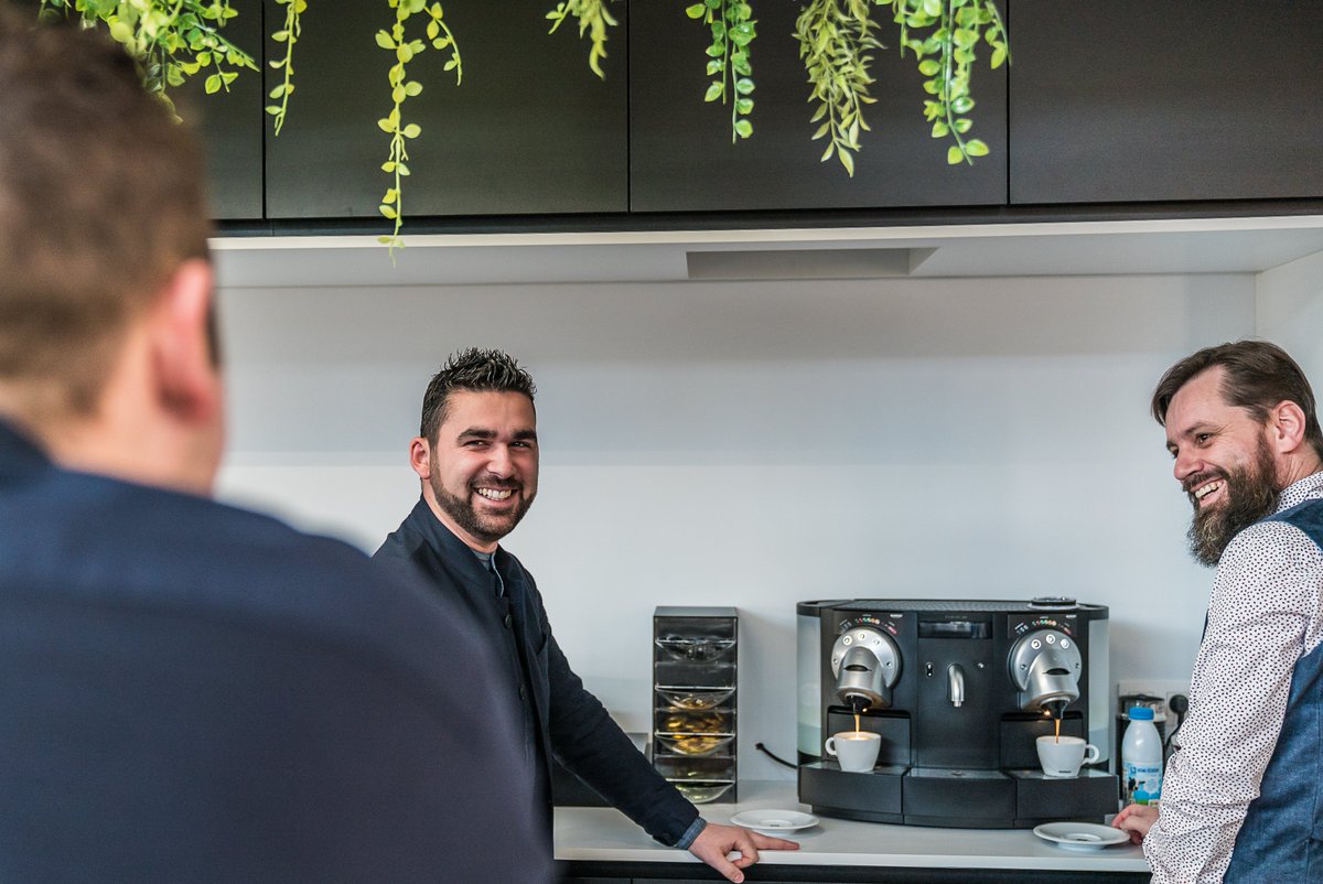 ScaptaDynamics's tweet image. Zin in een koffie en een goed gesprek? ☕  

Wij zijn nog op zoek naar, &quot;al dan niet koffiedrinkers&quot;, die ons team willen vervoegen.  

ps: laat je niet afschrikken door Scaptanen Marco &amp;amp; Koen 😜  

Ontdek onze vacatures via: scapta.com/jobs/