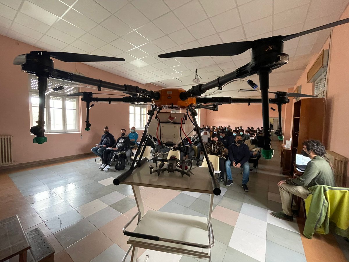 ParajeInnova's tweet photo. Seguimos hoy con nuestra jornada sobre #drones que tan buena acogida está teniendo.
https://t.co/kLVRC18Sy1
 #UAV #palencia #formación @Itagraformacion https://t.co/LzqPLPdabl
