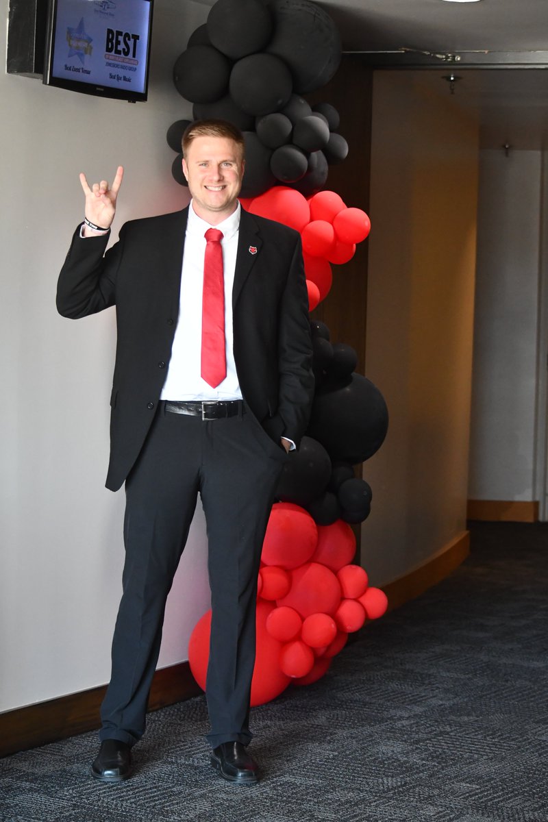 mpgladstone's tweet photo. FEATURE | Brian Gerwig always told his wife, Molly, he was never moving back to Arkansas.

Just six months after cancer cut Molly's life tragically short, Brian knows "she's laughing so hard" as he returns to Jonesboro to take over @AStateVB:
https://t.co/9KO4V2nJP1 https://t.co/YJTz3cyZyp