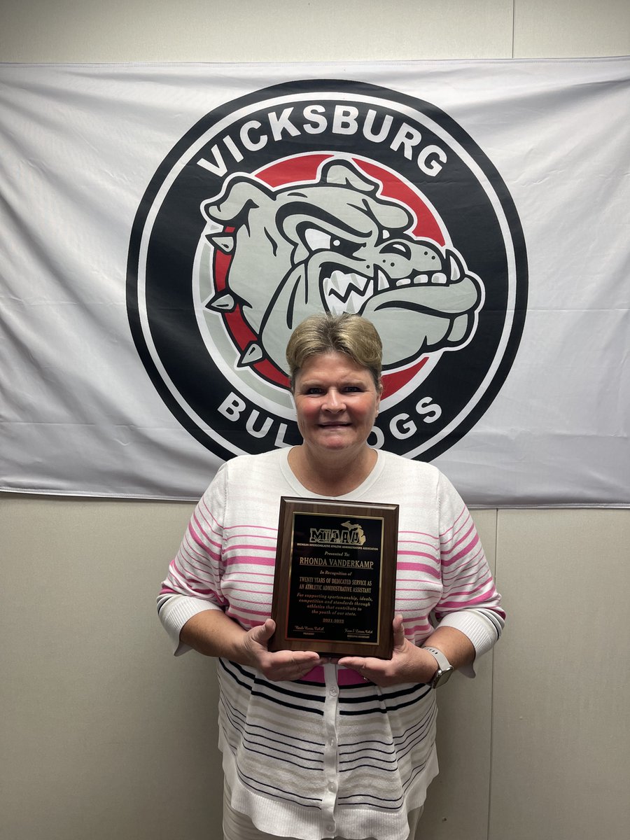 VburgComSchools's tweet photo. Our amazing athletic administrative assistant was honored this weekend for 20 years of service!
Rhonda Vanderkamp received this award from the Michigan Interscholastic Athletic Administrates Association.
We are so thankful for her dedication to VCS athletics.
#BulldogsUnited https://t.co/MkhOC4U0e3
