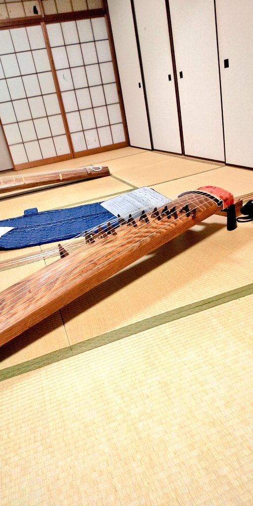 慶應義塾大学 公認団体 竹之会 今日の竹之会 和室の襖の奥から アラジン 竈門炭治郎の歌 龍星群のメロディが響く 竹之会は普段 古典曲がメインなのに 今日は歌謡曲に挑戦してる人が多めでした 和楽器で奏でるとかっこいい 春から慶応 音楽