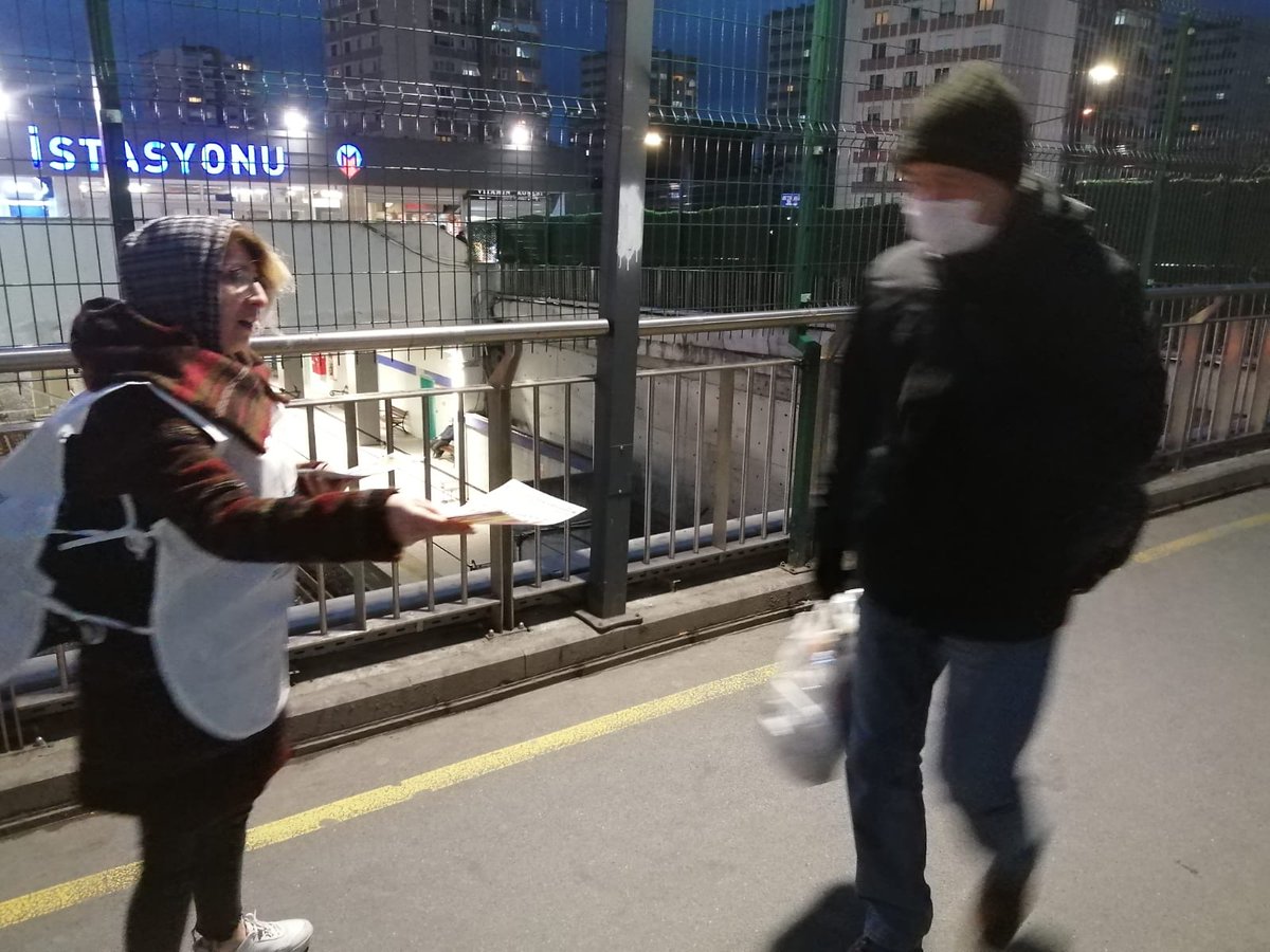 EmekDemokrasi's tweet photo. "Zamlar Geri Alınsın" talebiyle Şirinevler Metrobüs Köprüsü'nde bildiri dağıtımı gerçekleştirildi.

Yoksulluğa, yolsuzluğa, talana, zamlara karşı birlikte mücadeleyi yükselteceğiz! https://t.co/bQIfm2z8PC