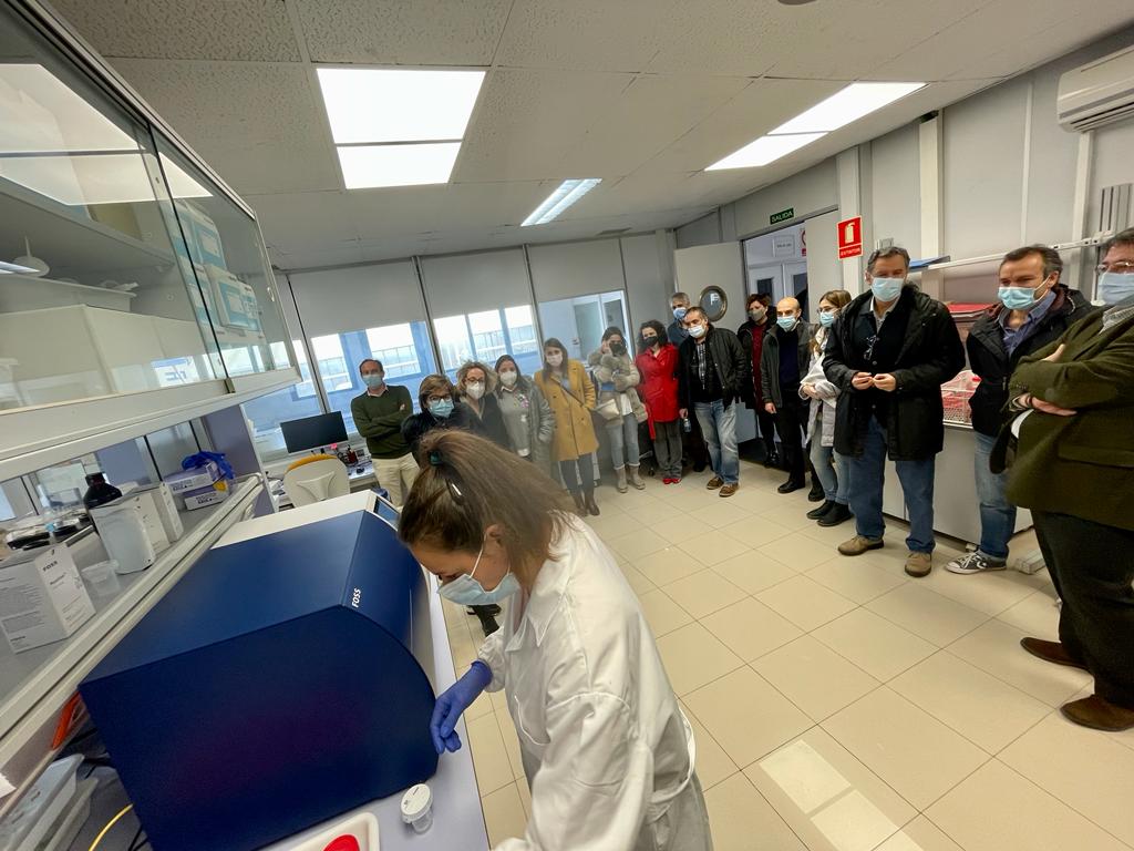 ITACYL's tweet photo. Hemos celebrado junto a #ASFACYL una jornada para tratar de acercar soluciones sencillas de análisis y control al sector de los piensos. 
Ha incluido una demostración del equipo #MycoFoss y una visita al laboratorio físico-químico  #TECNALI de ITACyL
 #FEADER #Lesscon #Foss https://t.co/Of9WCj74M0