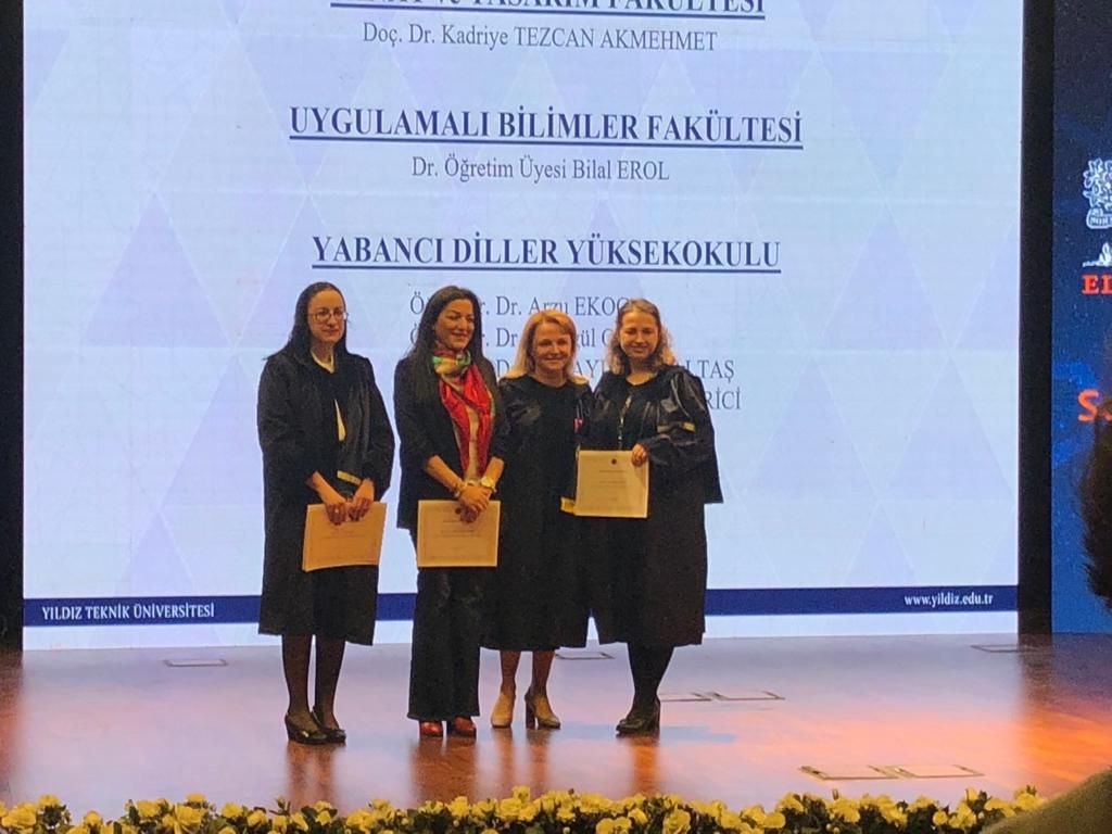 Akademik Çalışmaları ile bilime katkı sağlayan akademisyenlerimize Davutpaşa Kampüsü Kongre Merkezi'nde gerçekleşen Akademik Başarı Ödül Töreninde Başarı Sertifikaları takdim edilmiştir.
Ödül alan tüm akademisyenlerimizi tebrik eder, başarılarının devamını dileriz. YDYO Müdürlüğü