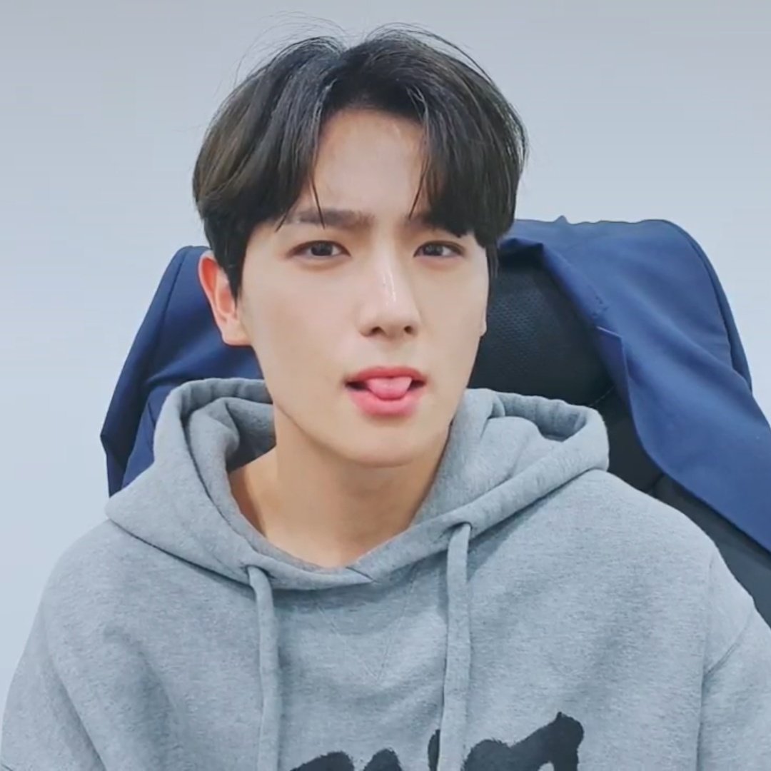 lhjsource's tweet photo. blep 😛

#현재 #더보이즈 https://t.co/4s3c6NrBwI