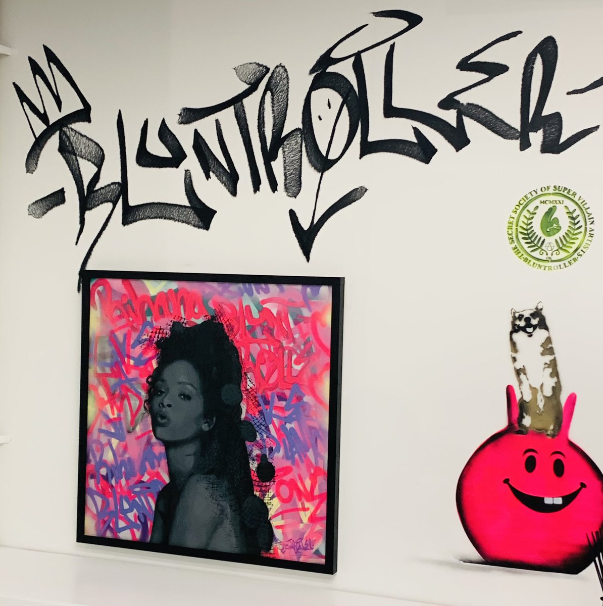 JamesMatthewso6's tweet photo. Incredible night at the @quantusgallery launch last night showcasing some awesome #nft art &amp; bringing guests some @SilentPoolGin cocktails.  What a night! #quantusgallery #art #nftcommunity https://t.co/B1agVnPIUH