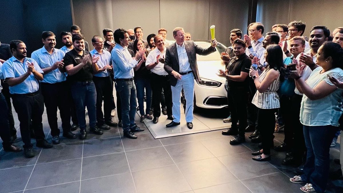 sidpatankar's tweet photo. Wonderful reception at the Mercedes-Benz India HQ to celebrate the big wins the #SClass had: 2022 Luxury Car, its new MBUX 7.0 NTG for tech UI. And it went on to win the first ever overall Premium Car of the Year! Very grateful to everyone at MBIL for this fabulous surprise! SVP https://t.co/ZayN29Mq9I