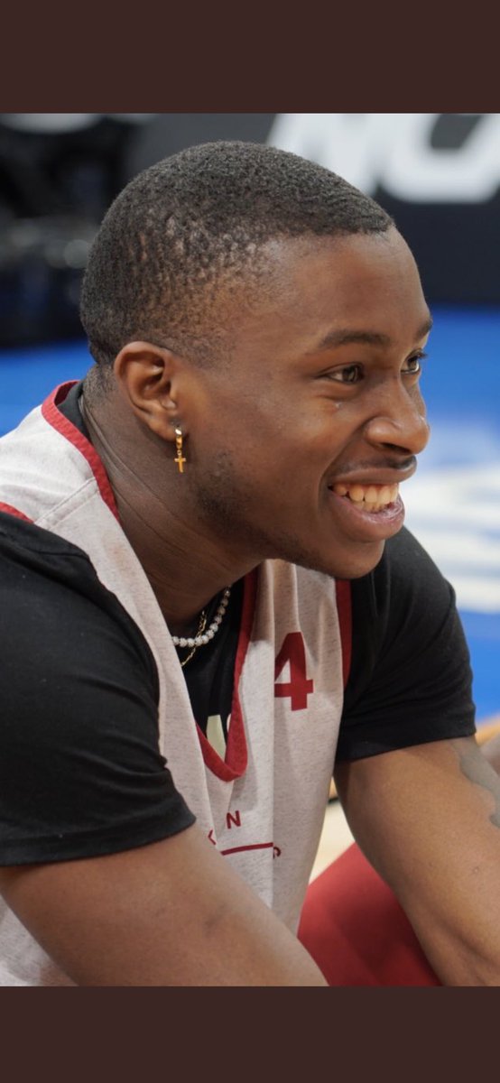BlakeEddins's tweet photo. If Devo was allowed to wear this earring in the game tonight I have zero doubt my beloved Hogs would win by at least 300 points… https://t.co/0Fs9wQMAZJ