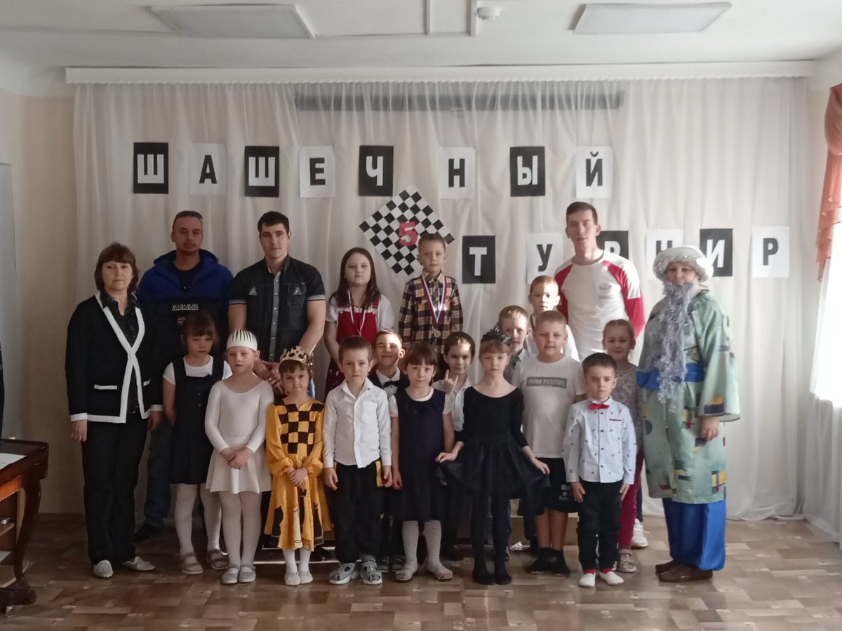 Сегодня в нашем детском саду состоялся шашечный турнир. Игра проходила на 5 досках. Жюри (Педан Д.В., папа Учаев А.А. и Аня Андреева). Наблюдали за игрой королевы Белых и Чёрных шашек и королева Шашечница. Наимудрейший гость с Востока рассказал детям об истории игры в шашки. ♟️