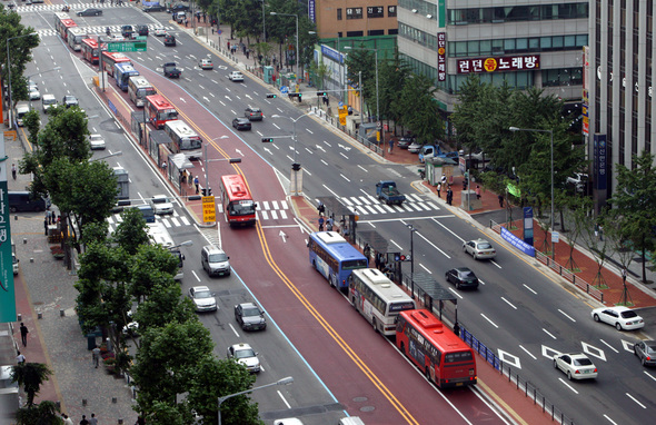 TR_Minsu's tweet photo. @jeffreytumlin It looks like the exclusive median bus lanes and bus information system in South Korea! They are working well! https://t.co/teiw2x4162