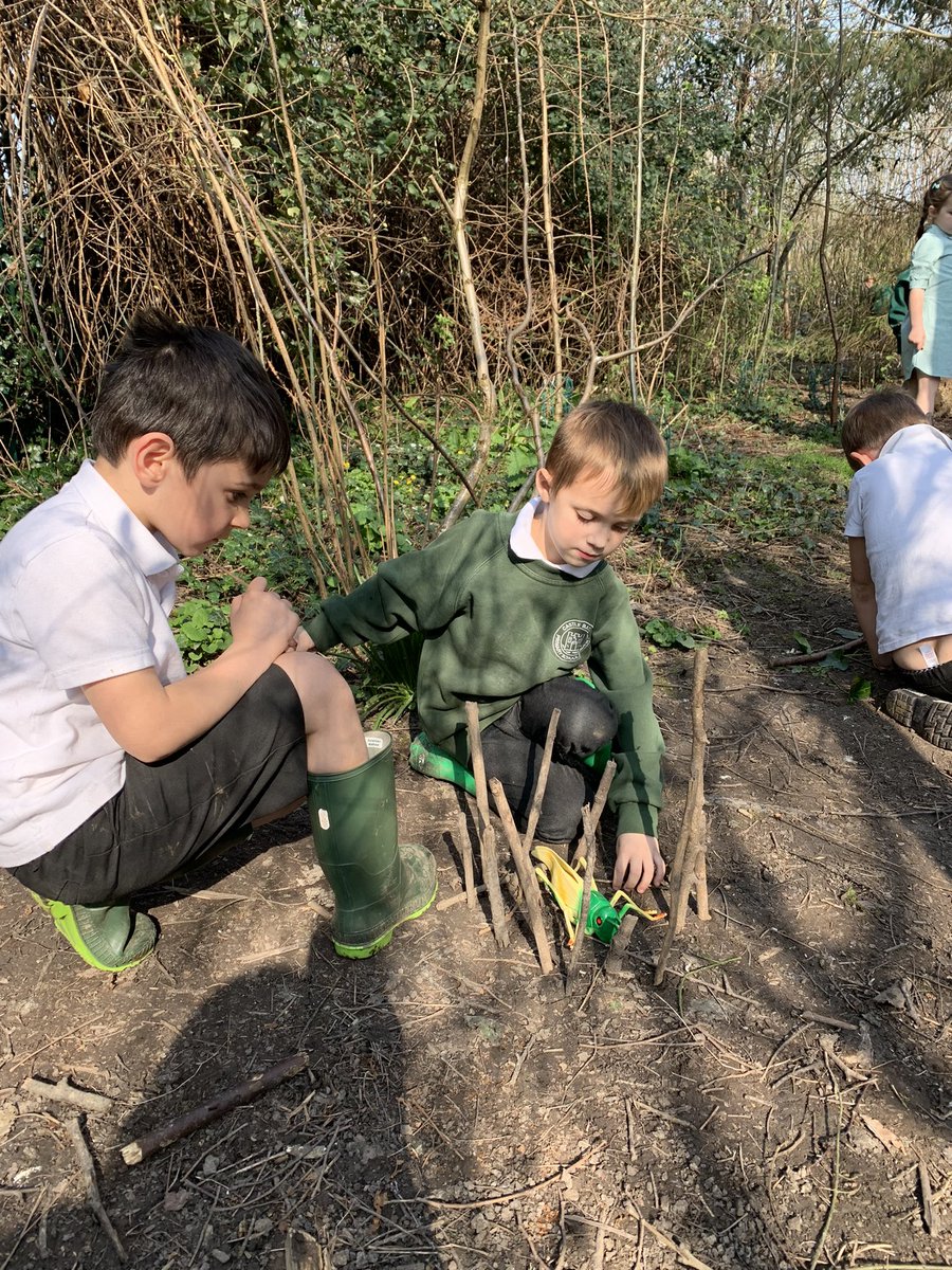 LReesCBPSA's tweet photo. Building miniature shelters for our small world animals and figures this afternoon in Forest School #teamwork https://t.co/sDsGGIoc6K